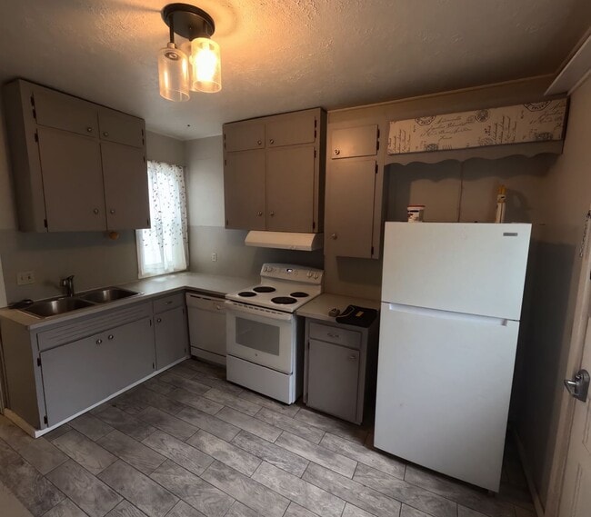 Building Photo - 4 bedroom, 2 bath house located in Downtown Stayton, OR