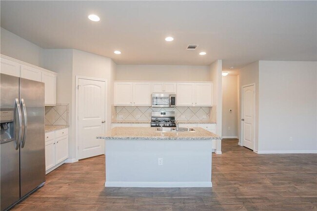 Building Photo - Beautiful and Spacious 4 BR / 3 BA Home fo...