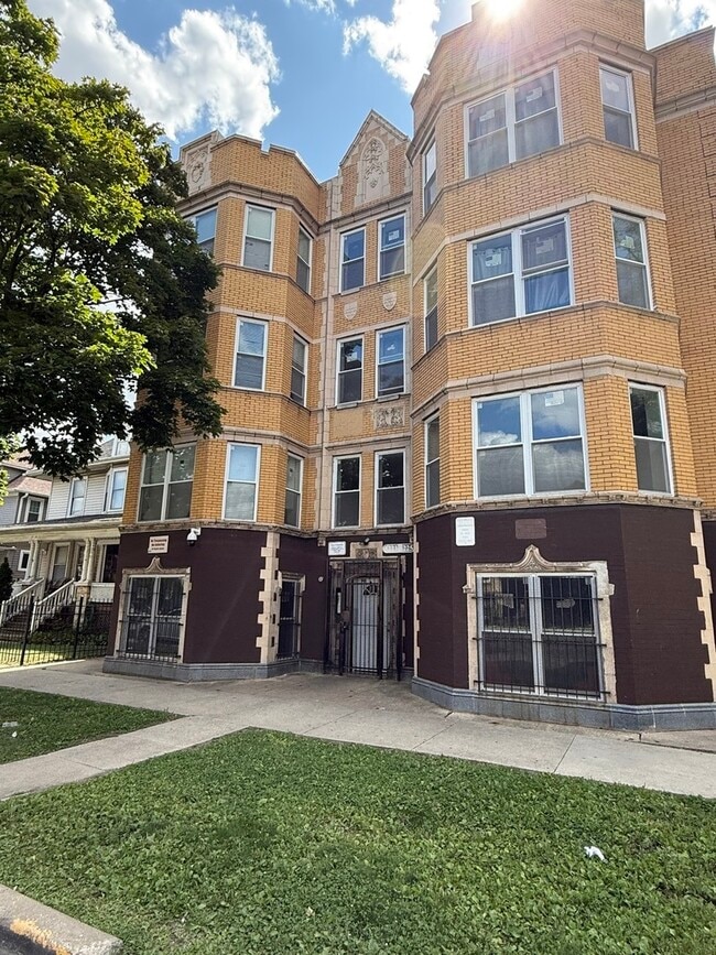 Building Photo - 5225 W Washington Blvd