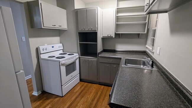 Building Photo - 3100 Highland Dr SE