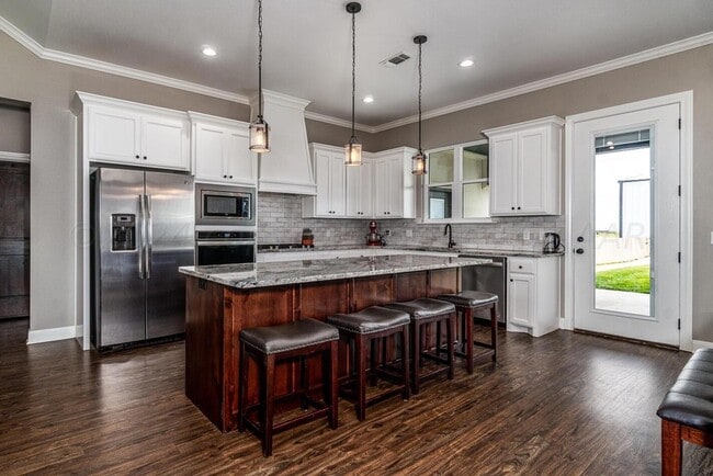 Building Photo - 501 E Cemetery Rd