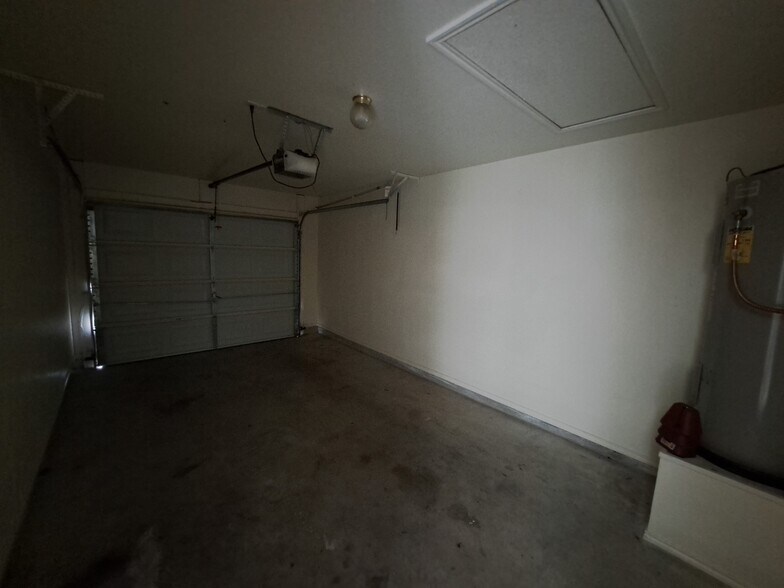 garage - 4100 Cambridge Dr