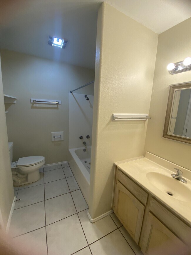 Building Photo - 2407 Moonlight Ln