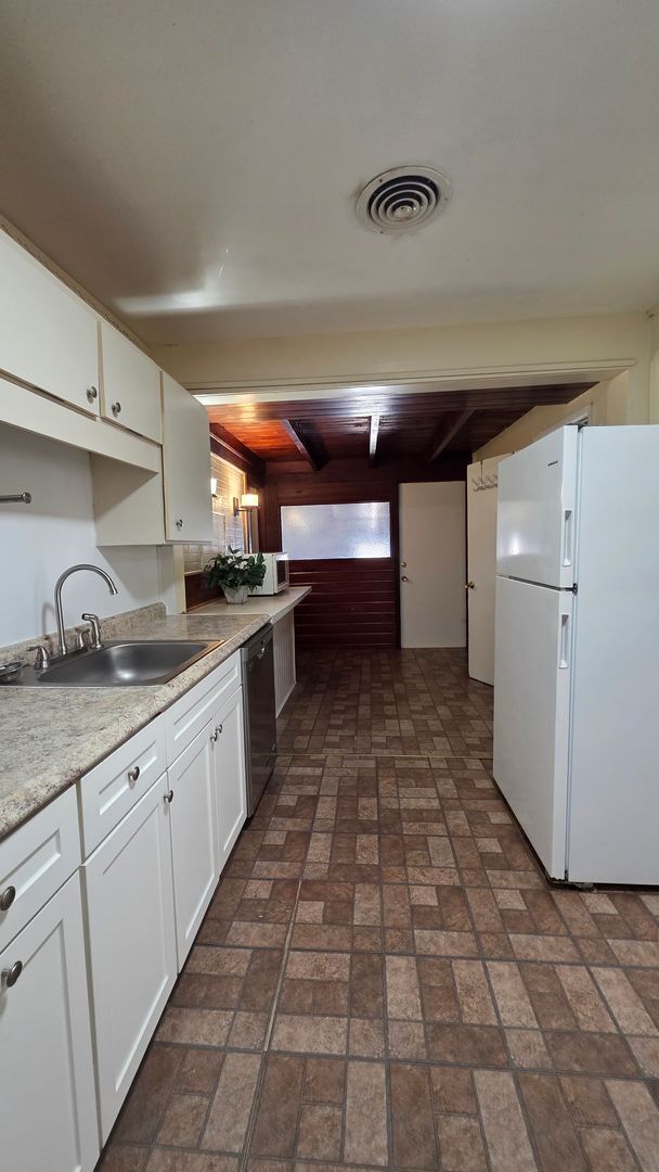 Building Photo - 4 Bedroom 2 Bath Single Family Home w/ 2 Bonus Rooms