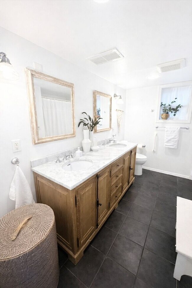 Building Photo - 5Bd/2.25Ba Bellevue House