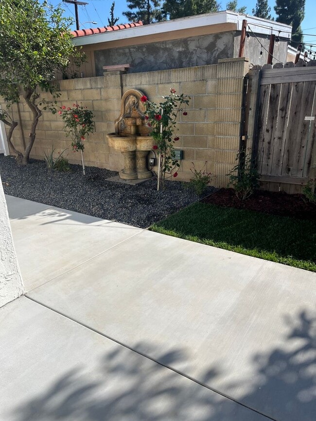 Building Photo - For Rent – Newly Remodeled 3 Bed / 2 Bath ...