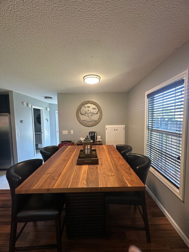 Building Photo - Foxhill Commons Subdivision!  Fully Furnis...