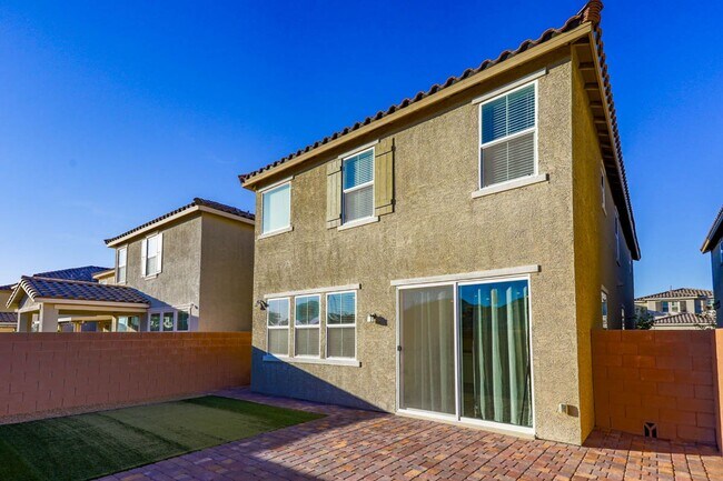 Building Photo - INSPIRADA BEAUTY WITH BED AND FULL BATH ON 1ST FLOOR