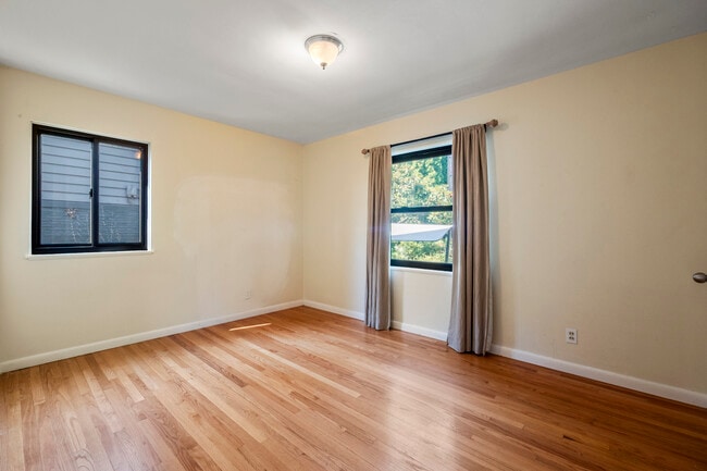 Building Photo - 8206 SW Terwilliger Blvd