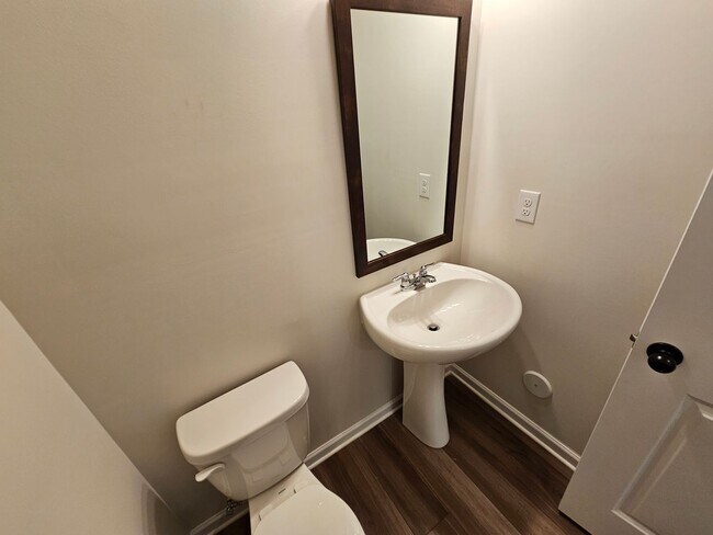 Building Photo - Like New Townhome in Mint Hill