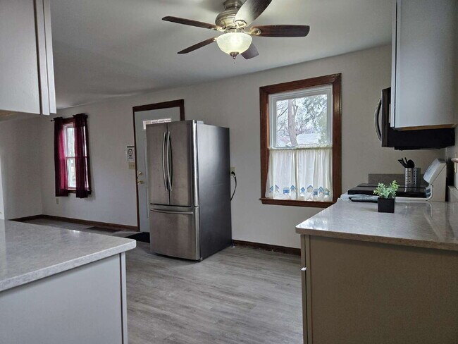 Building Photo - Small in Size, Big on Charm – Updated 1 Bed Home on East Oberlin!