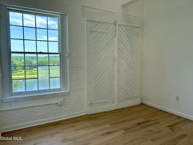 Building Photo - 155 River St