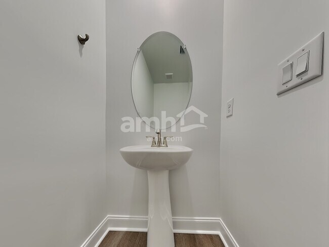 Building Photo - 547 Armstrong Curv