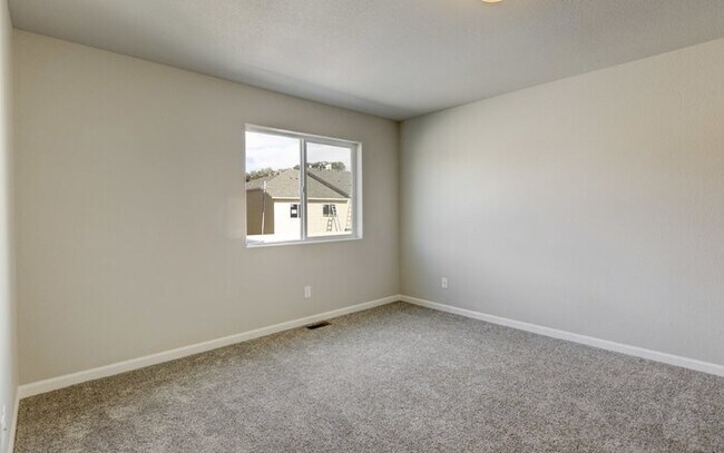 Building Photo - Newer Townhome | Mins to Base | Pool + Gym...