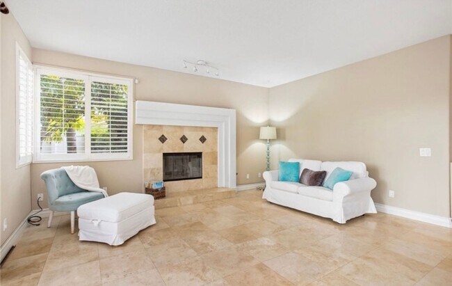 Building Photo - Vibrant 4 Bed/3 Bath Home in Oceanside