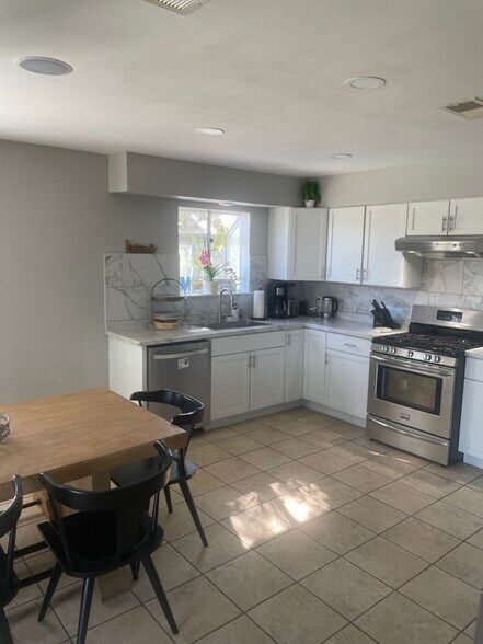 Building Photo - 204 Yaupon Dr