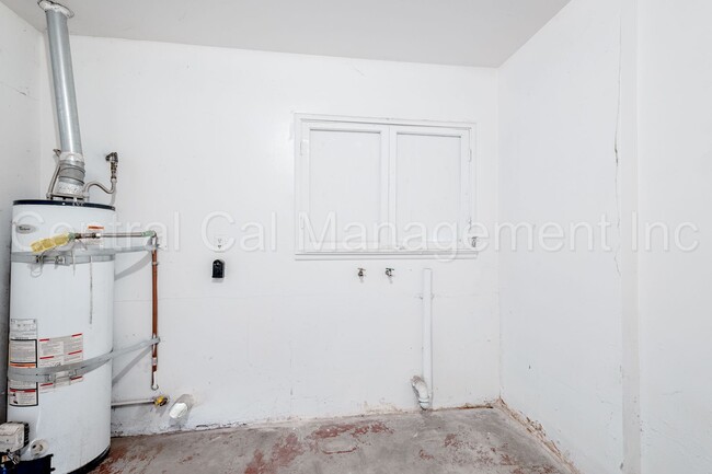 Building Photo - 2 Bedroom/1 Bath Home - $1395 per month!