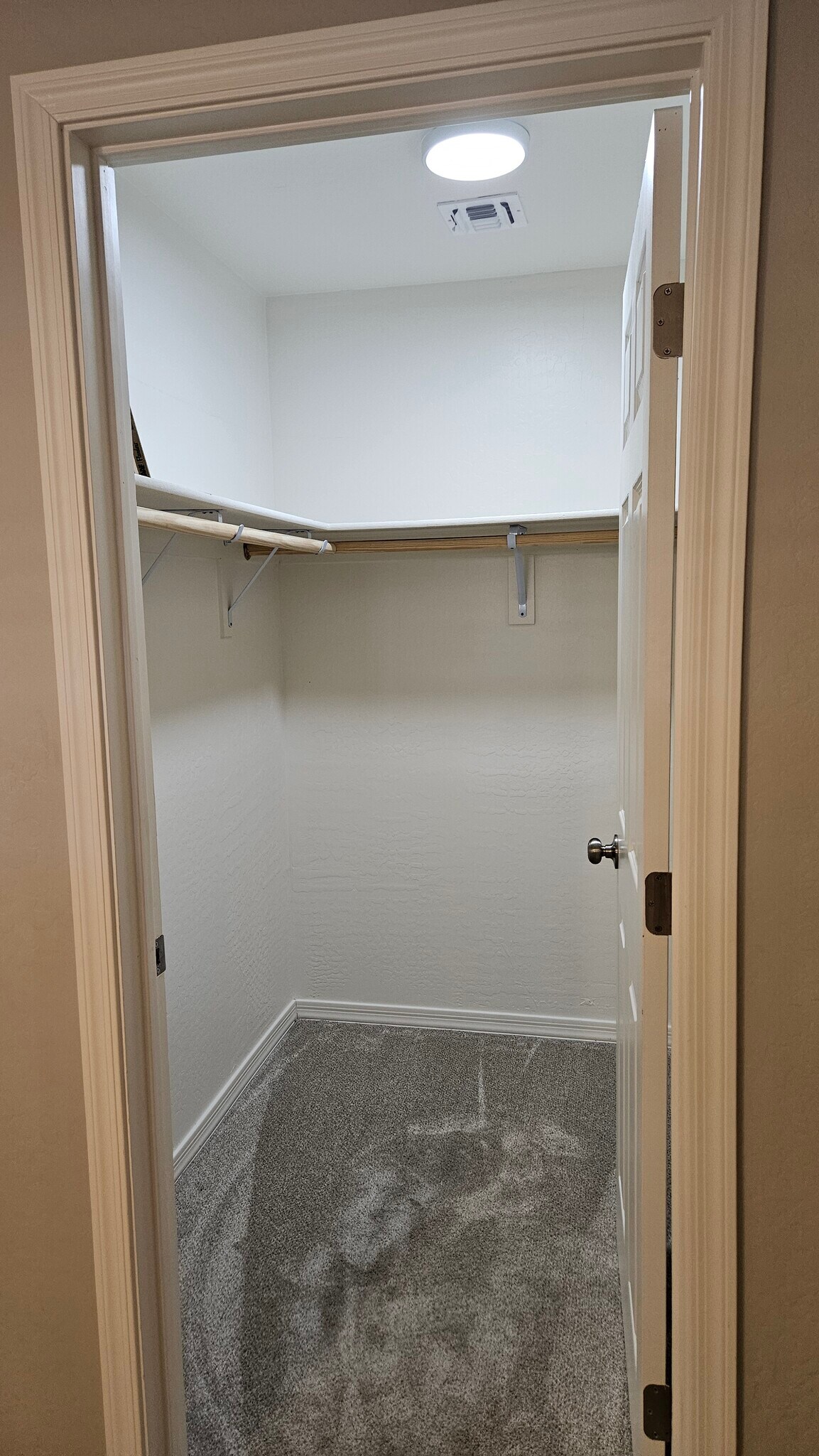 Walk-in Closet - 862 E 4th Pl