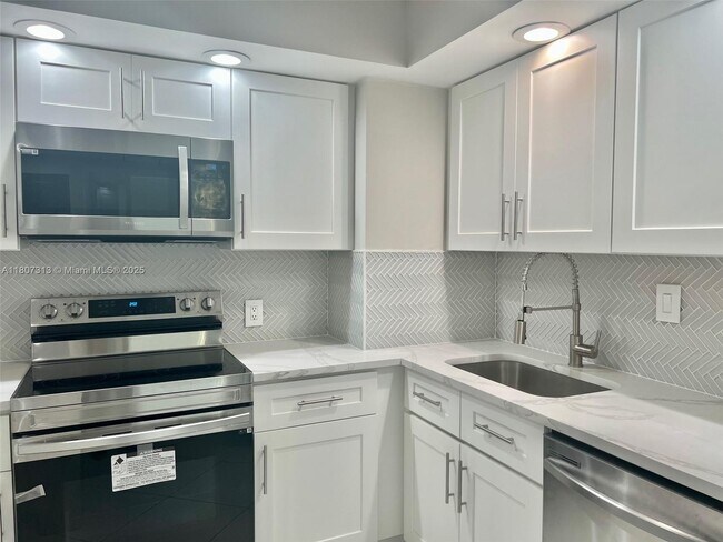 Building Photo - 100 Bayview Dr