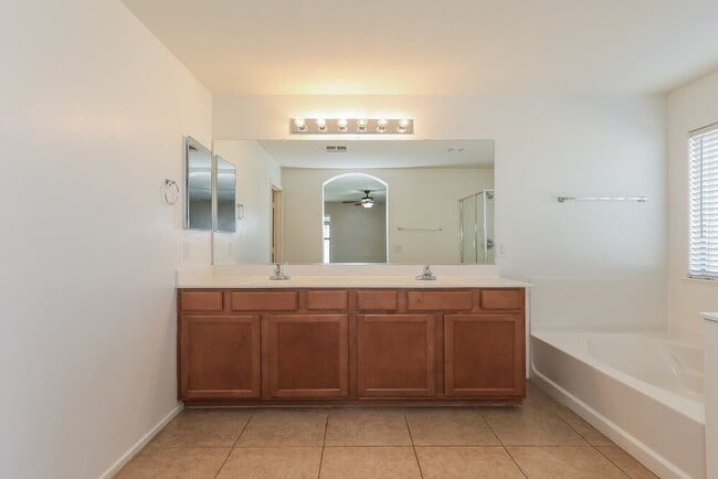 Building Photo - 1450 E Mia Ln