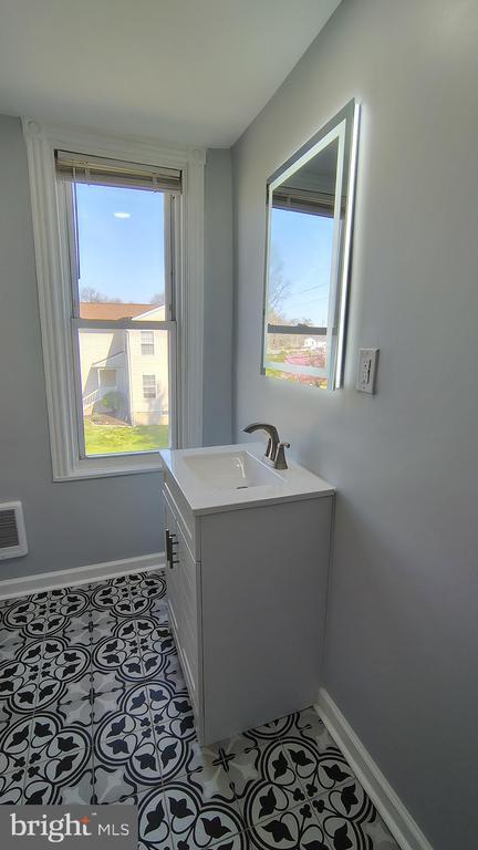 Building Photo - 1000 Main Ave