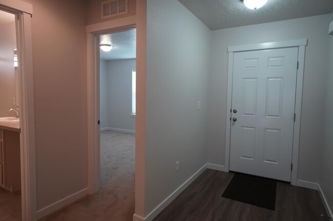 Building Photo - 1701 W Crystal Falls Ave