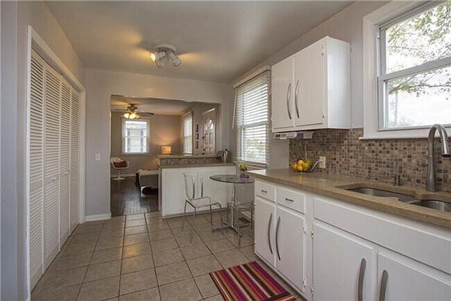 Building Photo - Adorable 2 Bedroom 1 Bath Home in Sylvan Heights!