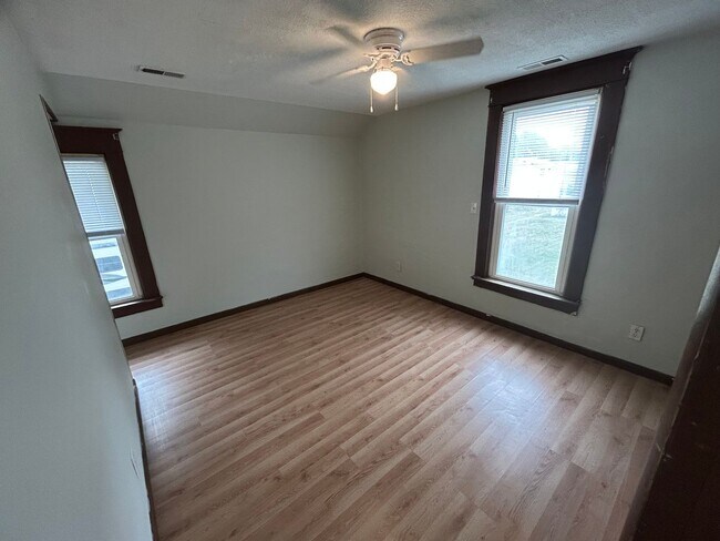 Building Photo - 107 W Prairie St