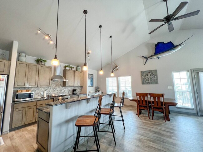 Building Photo - 4037 Summit Dr