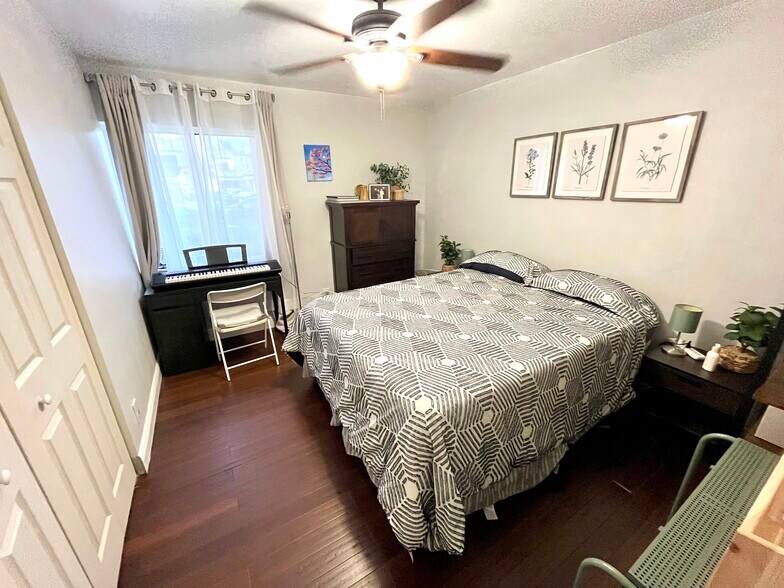 guest bed 1 - 9366 Chelsea Dr N