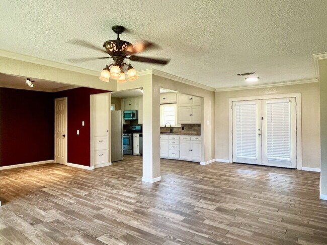 Building Photo - Spacious Four Bedroom!