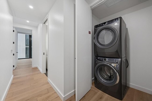 Building Photo - 610 Davis St