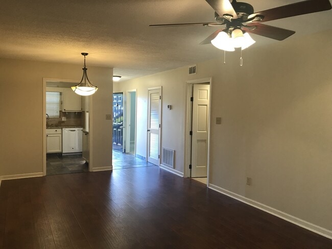 Building Photo - Winfield Chase Condo 2 BR 1 BA off Prince ...