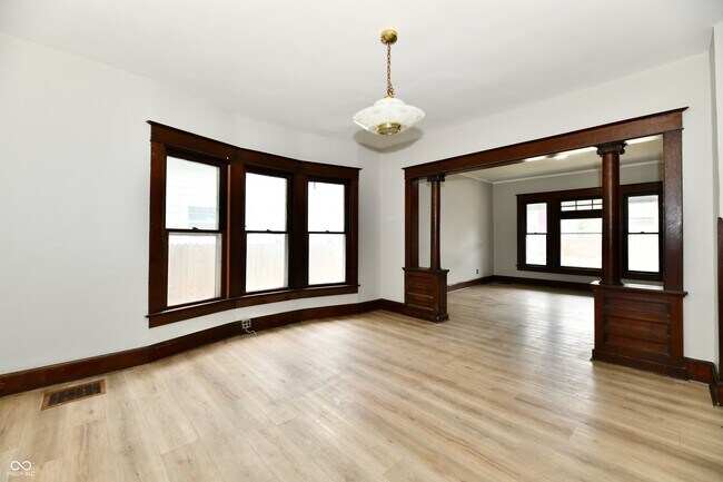 Building Photo - 852 N Rural St