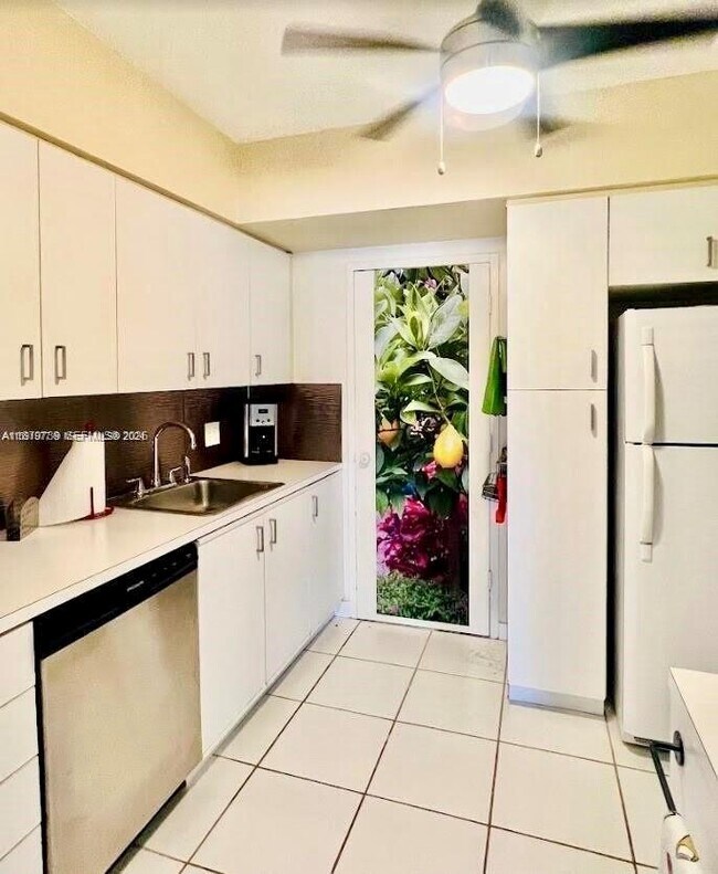 Building Photo - 3505 S Ocean Dr