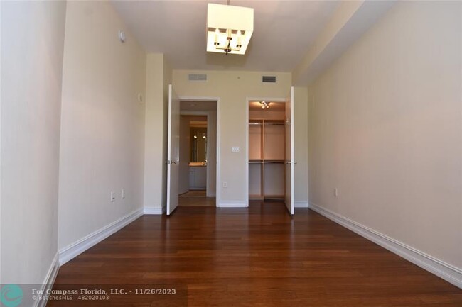 Building Photo - 20000 E Country Club Dr