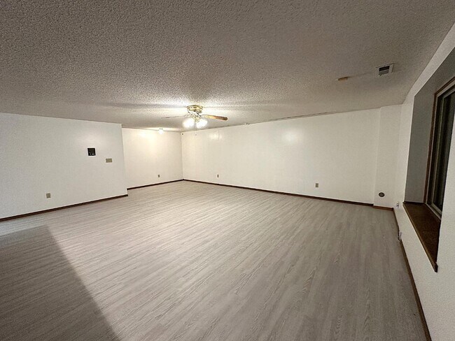 Building Photo - 8541 E Mount Vernon St