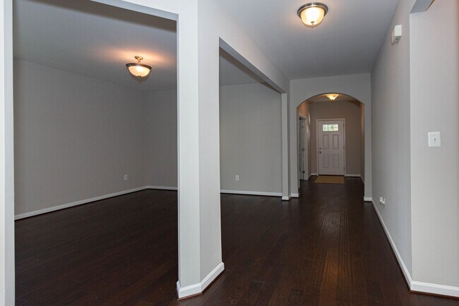 Building Photo - 5 Bed, 4.5 Bath Single Family Home in Step...