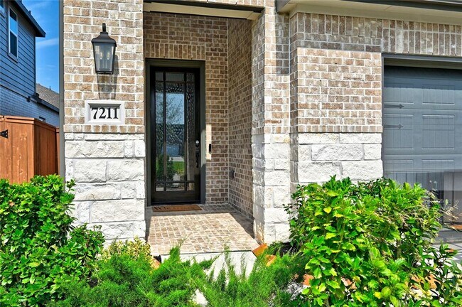 Building Photo - 7211 Pr Hts Dr