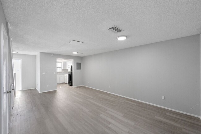 Building Photo - ***CUTE! Largo Townhome NOW *** 2 Bed. 1&1...