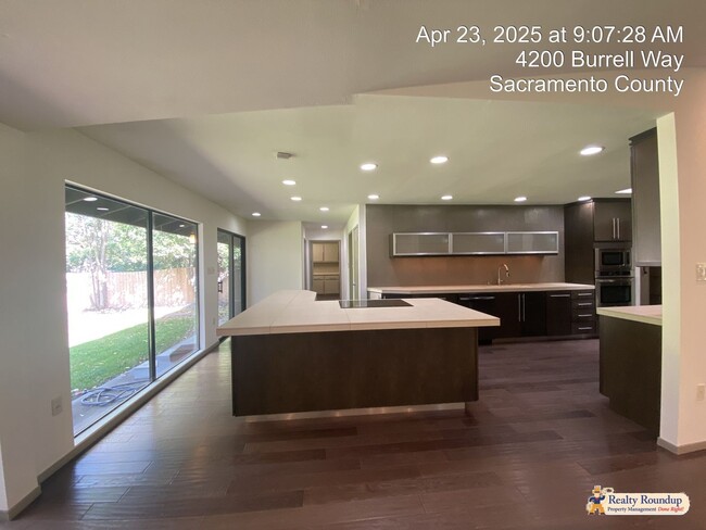 Building Photo - Sprawling Ranch with Open Floorplan & Exce...