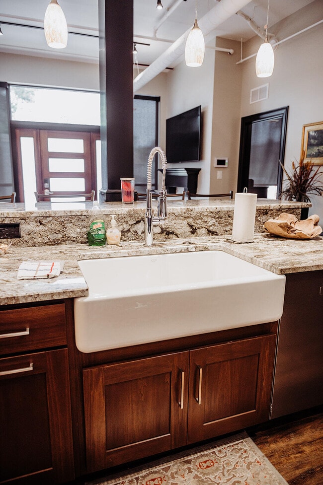 Building Photo - 275 S Limestone