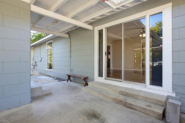 Building Photo - 1405 Broadmoor Dr
