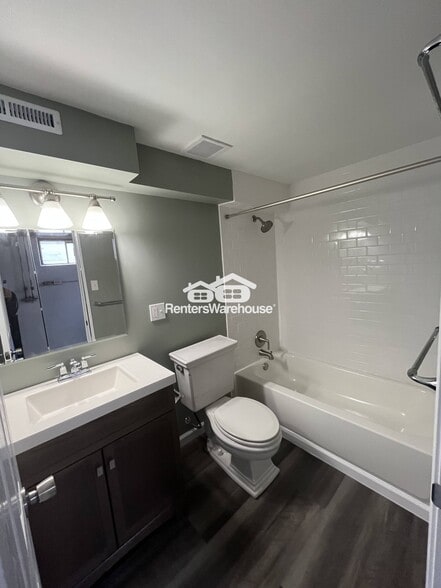 Building Photo - 9812 Balboa Dr