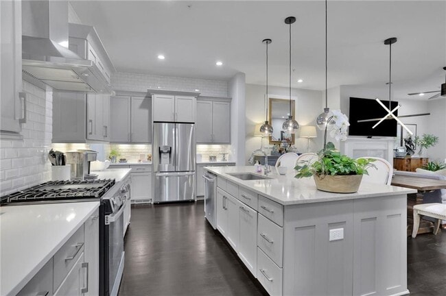 Building Photo - 885 3rd St