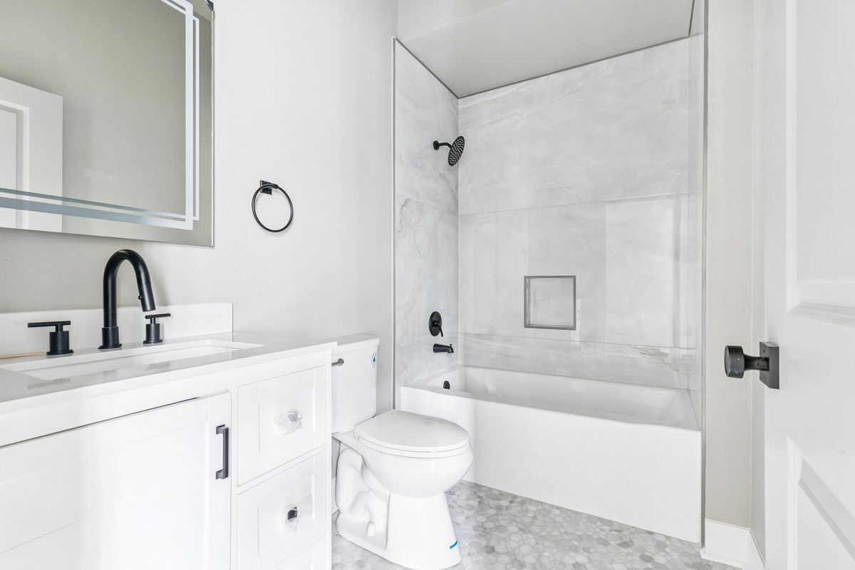 Building Photo - 2009 Governor Nicholls St