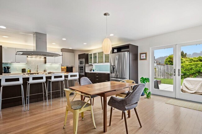 Building Photo - 796 Crespi Dr