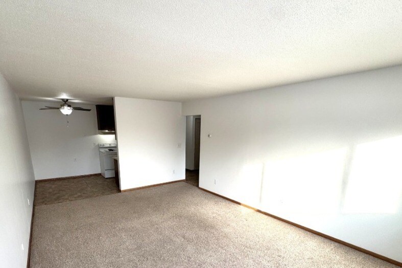 1 Bd- Living Room - Golfview Crossing Apartments