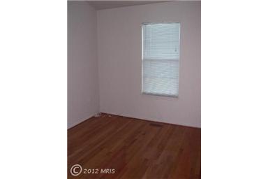 Building Photo - Spacious townhouse, walk to METRO, pool, parking, all you could want!