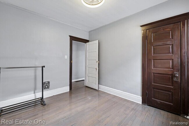 Building Photo - 304 Hendrie St